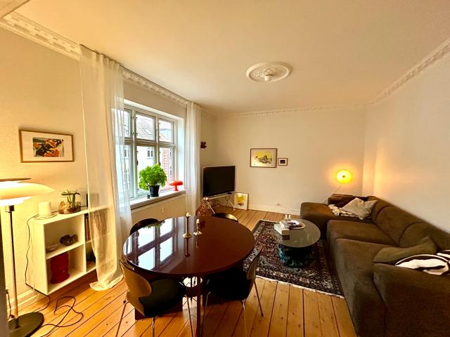 Rummelig lejlighed med lys og charme i Aalborg