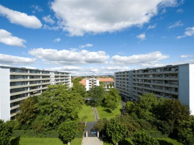 Rummelig møbleret lejlighed på Frederiksberg