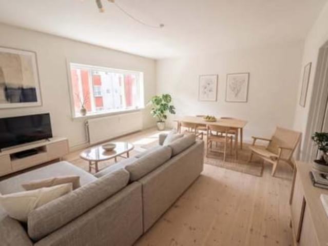 Rummelig og centralt beliggende lejlighed i Silkeborg