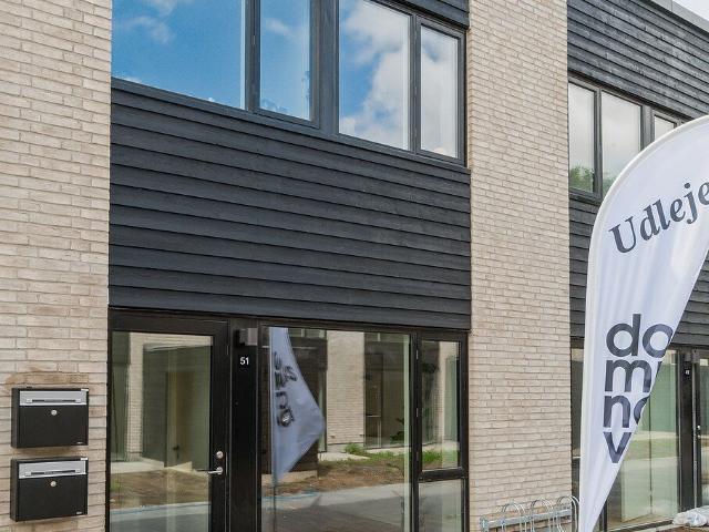 Rummeligt 5 værelses rækkehus i tre plan med terrasse