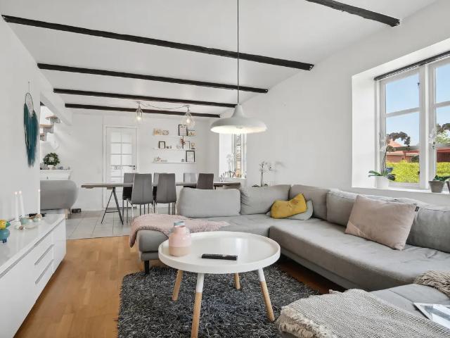Rummeligt 6 værelses familiehus på 180 m2 i Tjæreborg med stor have og solrig terrasse