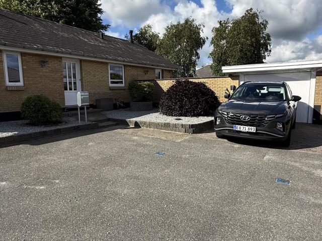 Rummeligt hus i Hjerting med stor have