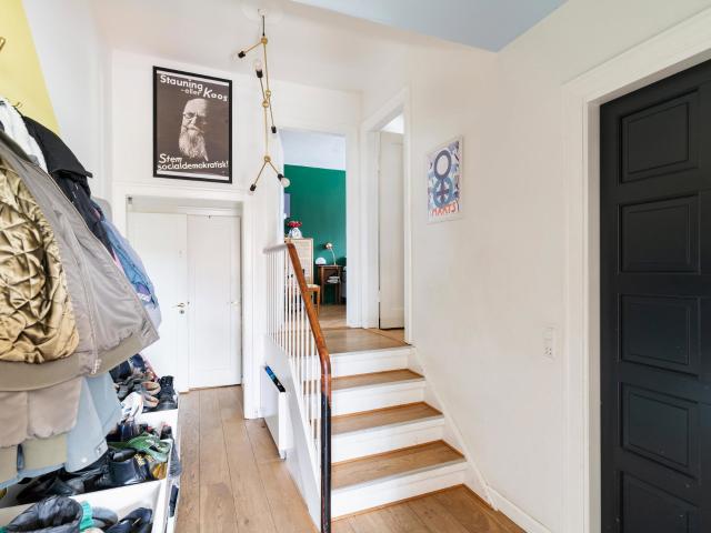 Rummeligt møbleret hus med have i Rødovre