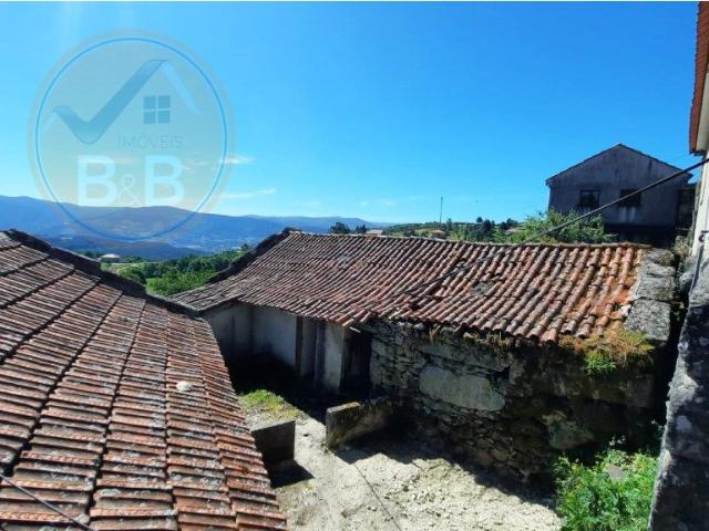 Runa em pedra para restauro, em Vilar de Cunhas, Cabeceiras de Basto