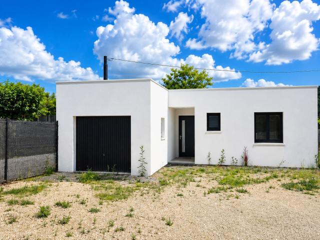 RUOMS ? Villa neuve de plain pied, toit plat