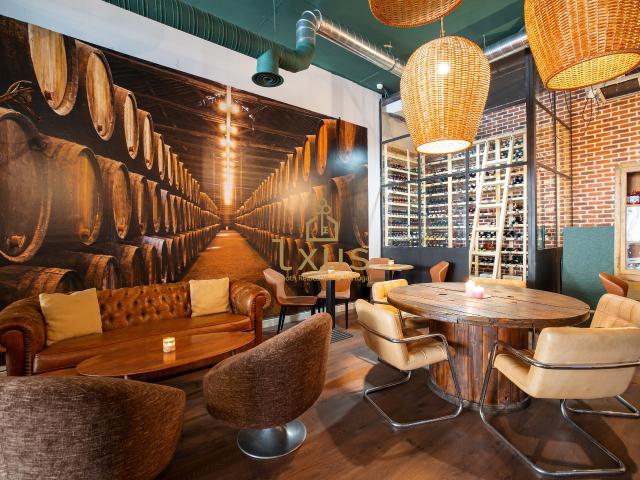 Rua de São Bento, junto ao Parlamento – Bar de Vinhos para Trespasse