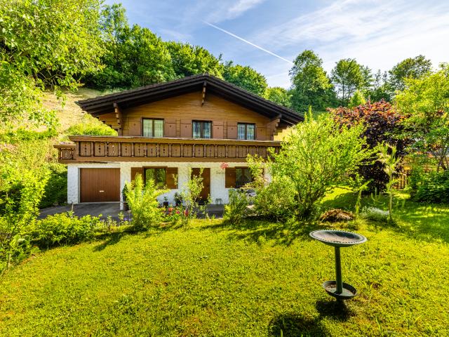 Rückzugsort im Grünen – Charmantes Chalet mit viel Umschwung
