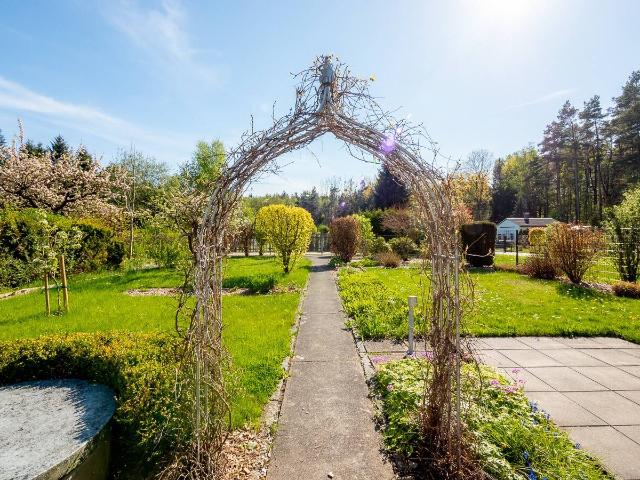 Rückzugsort im Grünen Gartengrundstück mit massivem Gartenhaus in ruhiger Waldrandlage