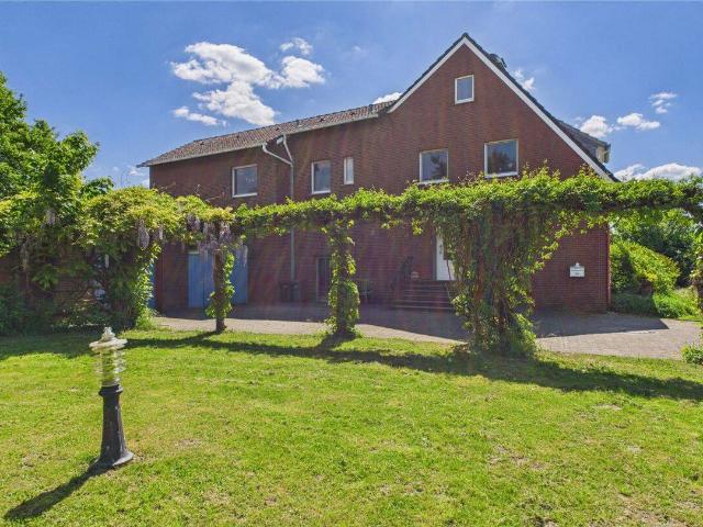 Rückzugsort im Grünen: Großzügiges Haus mit großem Grundstück