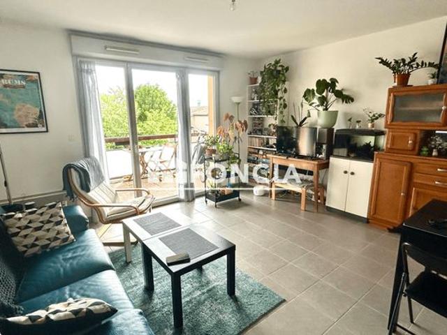 Rue aufrery / centre guilhemery appartement t3 65 au calme avec balcon et parking et cellier