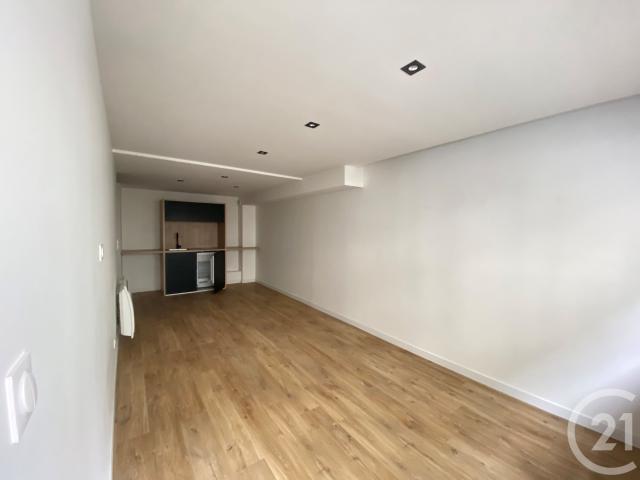 RUE BALAY: Appartement NON MEUBLE de type 2 en Rez de chaussé.