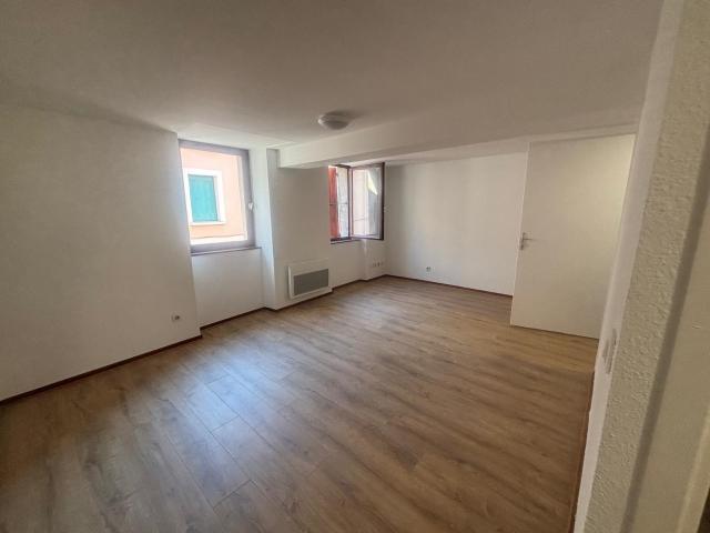 Rue Berthelot, Studio au 1er étage sans ascenseur.