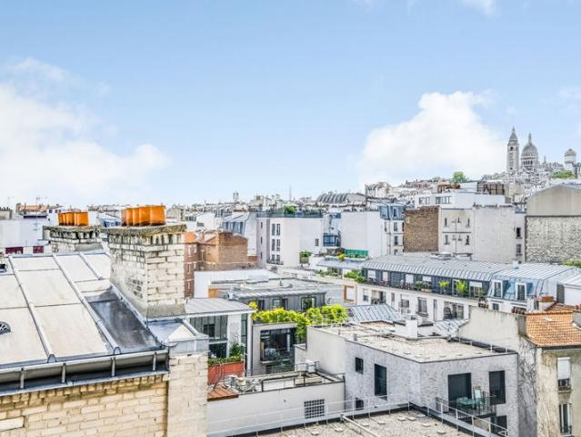 Rue Damrémont, studio à vendre en dernier étage !