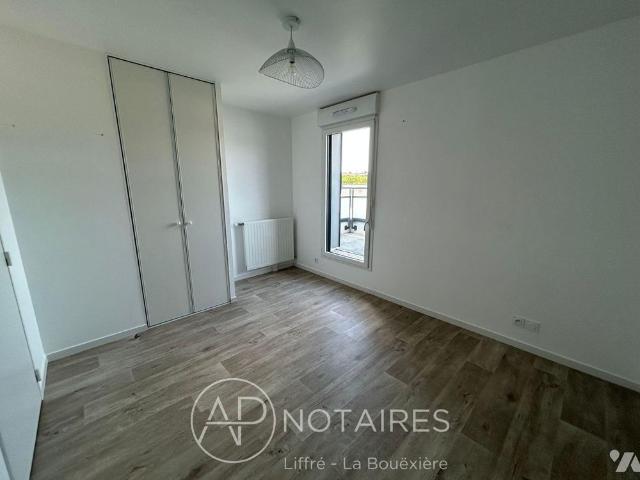 rue de l'Orgerais Appartement de type 2, dans un immeuble récent, au troisième étage avec asce.