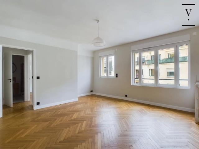 Rue de l'Université Derniers étages Vues dégagées Balcons