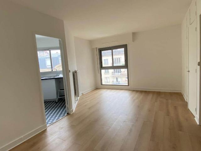 RUE DE MONTREUIL: APPARTEMENT UNE PIECE REFAIT ENTIEREMENT