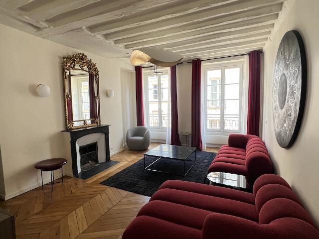 Rue de Verneuil Superbe appartement de réception entièrement rénové, 2 suites