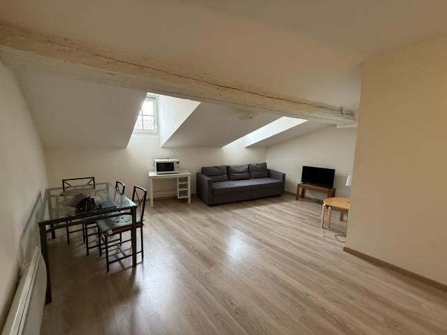 Rue du pont Saint Pierre, dans un immeuble rénové, au 3ème et dernier étage sans ascenseur, agréable studio meublé de 26.45m2 carrez et 31.70 m2 de surface totale au sol