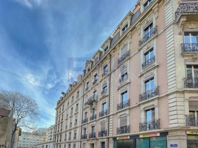 Rue Henri Christiné – ca. 3,5 Zimmer 70,6 m² im 5. Stock und umgebauter Saal