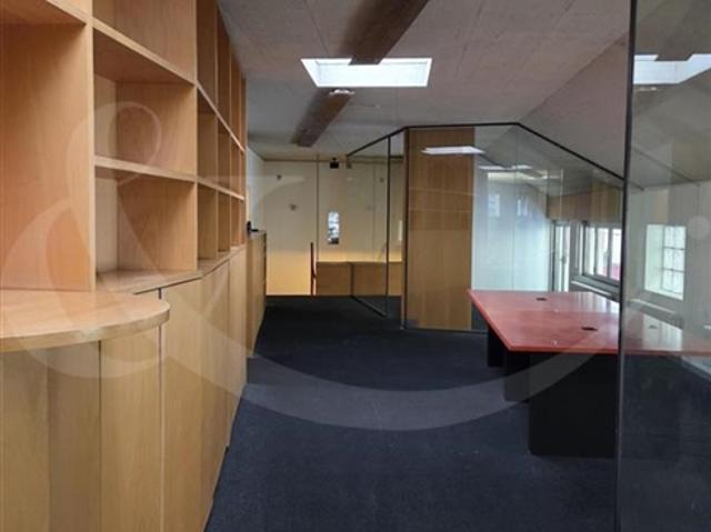 Rue Jean Jaquet 8, Geschäftsräumlichkeiten von 322 m²