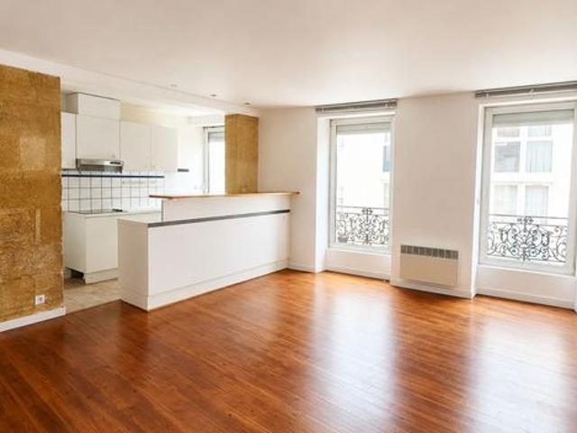 Rue Lagrange, entre Chartrons et Jardin public, T2, pierre pet parquet, le charme de l'ancien