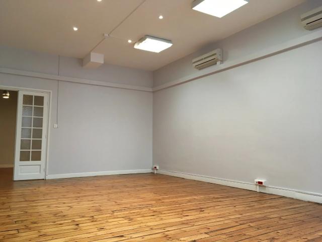 RUE ROQUELAINE BUREAUX DE 229M2 RENOVES 10 PARKINGS
