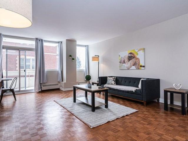 Rue Redpath Crescent