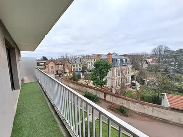 Rueil Malmaison 92500 Location appartement 1 pièce t1 au dernier étage
