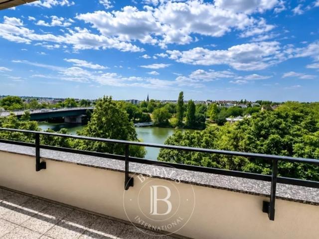 RUEIL MALMAISON Dernier étage avec vue Seine