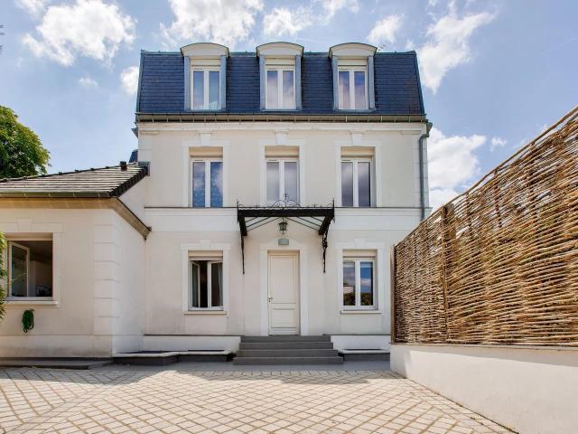 Rueil Malmaison PARC DU CARDINAL Maison Mansart à vendre 4 chambres 205m² Terrain: 433m² avec piscine
