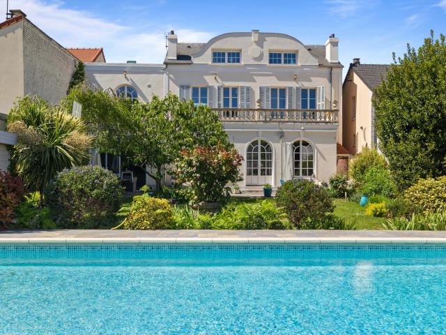 Rueil Malmaison TRIANGLE D'OR Maison de 270m² 383.16m² au sol 5 chambres Jardin Piscine Terrain 592m²
