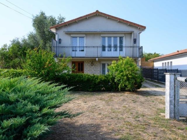 Ruelle sur Touvre. Maison 179 m² avec 3 garages sur parcelle de 2039 m²