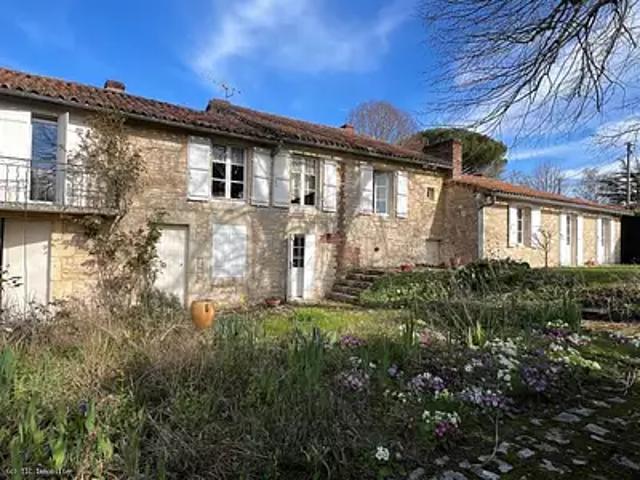 Ruffec 16700 Achat / Vente maison 8 pièces t8 parking