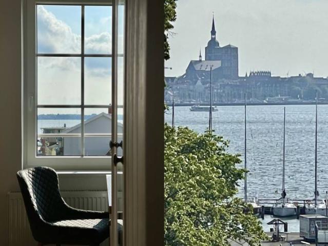 Rügen mit Seeblick Genießen Sie den Panoramablick auf die beeindruckende Skyline von Stralsund