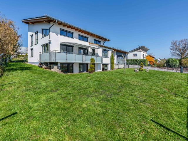 RUHE PUR GROSSZÜGIGES EINFAMILIENHAUS MIT EINLIEGERWOHNUNG IN BALLENDORF