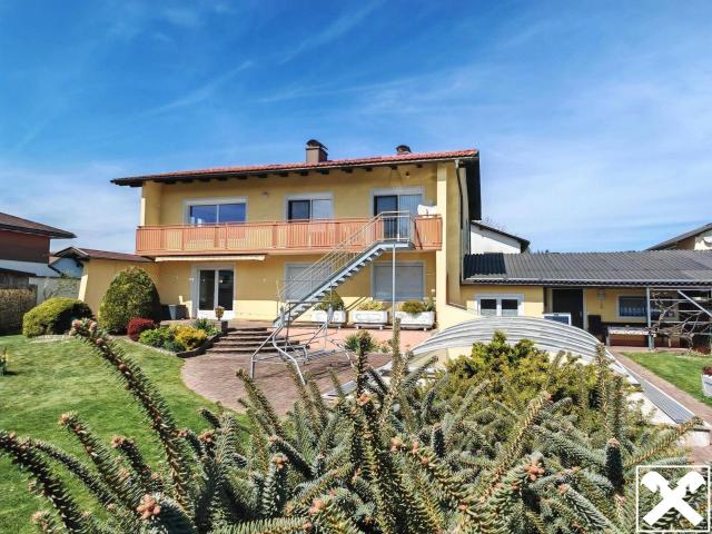 Ruhelage trifft Stadtnähe! Zweifamilienhaus mit Doppelgarage, Pool und Gartenhaus