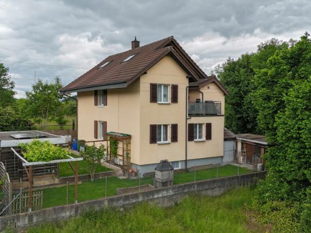 Ruhig wohnen in Lüsslingen: Vielseitiges Zweifamilienhaus mit Terrasse, Garten & Werkstatt