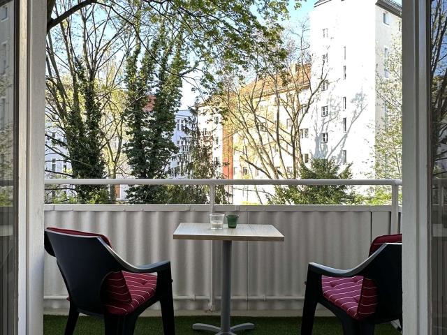 Ruhig zum großen Innenhof gelegene, lichtdurchflutete, moderne 1 Zimmer Wohnung mit Top Lage