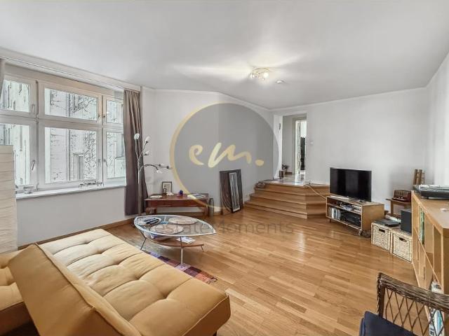 Ruhig gelegen, Balkon, zentrale Lage Altbauwohnung mit bis zu 3,0 m hohen Decken.