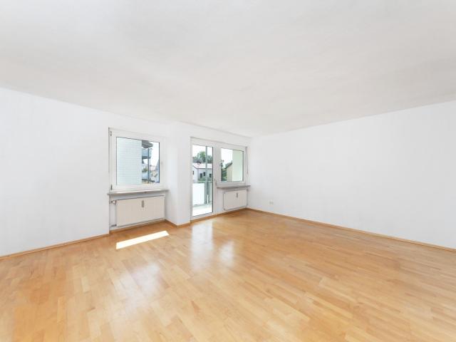 Ruhig gelegen in Germering: 4 Zimmer Wohnung im 1. Obergeschoss mit Balkon, Kellerabteil und Außenstellplatz!