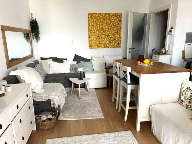RUHIG GELEGENE, GEMÜTLICHE 2 ZIMMERWOHNUNG MIT LOGGIA