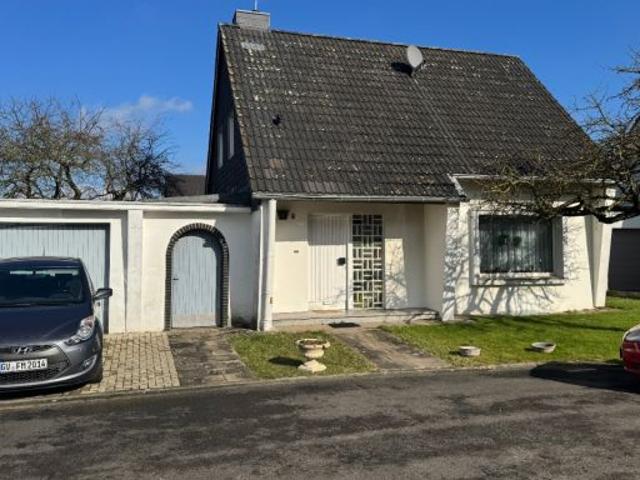 ruhig gelegenes, freistehendes Einfamilienhaus mit schönem Grundstück