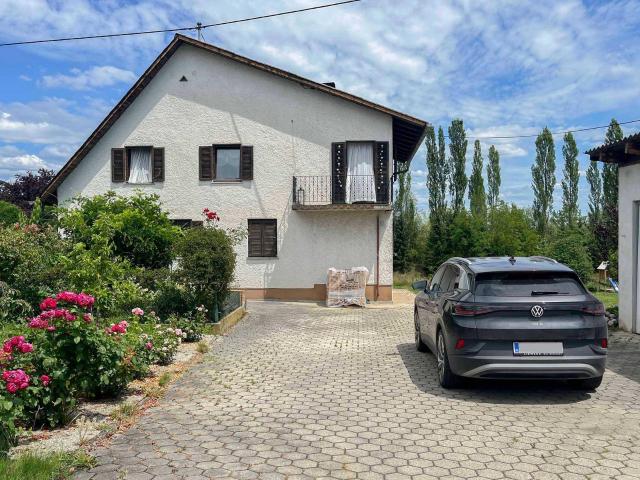 Ruhig gelegenes sanierungsbedürftiges Einfamilienhaus mit großen Grundstück