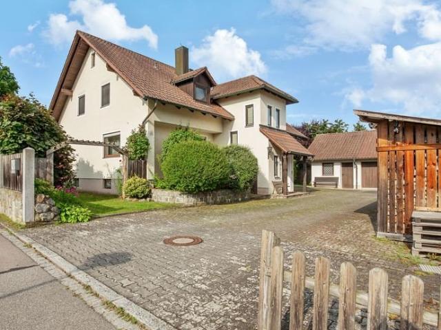 Ruhig gelegenes Zweifamilienhaus mit viel Platz in Nittenau
