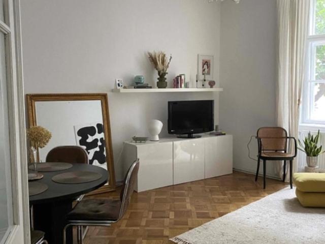Ruhige Altbauwohnung mit Fenstern zum grünen Innenhof !