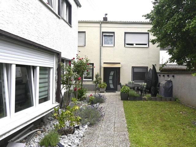 Ruhige Erdgeschoss Oase mit 5 Zimmern und Terrasse in Bornheim modernisiert & bezugsbereit