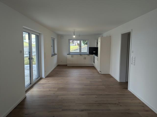 Ruhige Wohnlage! Großzügige Neubauwohnung mit überdachter Terrasse und Garten!
