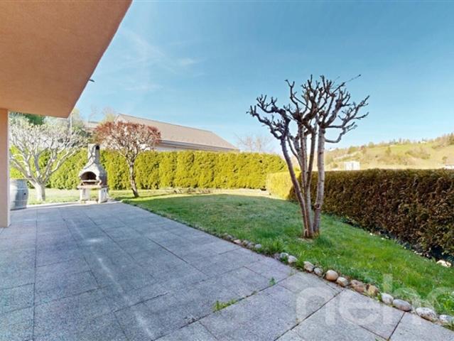 Ruhige Villa mit 6,5 Zimmern, Garage für fünf Autos und großen Garten