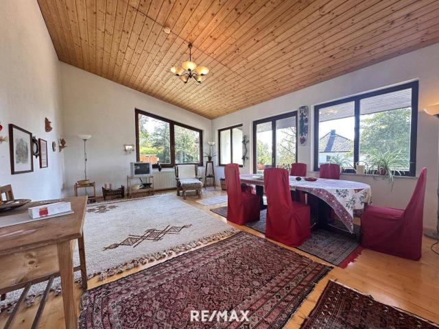Ruhiges Landleben Bungalow mit Ausblick und zeitloser Eleganz