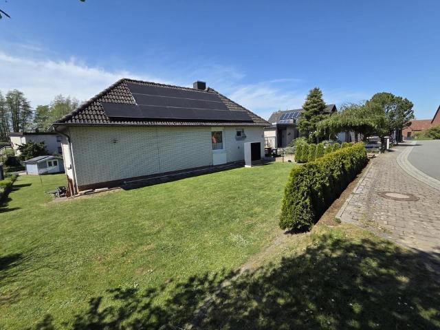 Ruhiges Wohnen in Top Lage, modernisierter Bungalow mit Pool